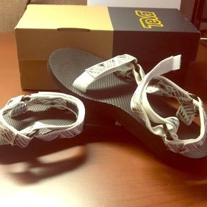 Teva Boomerang White and Grey